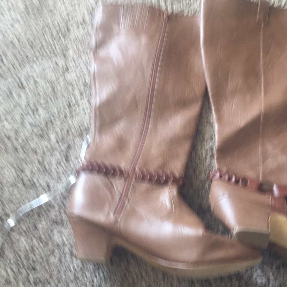 Knee boots